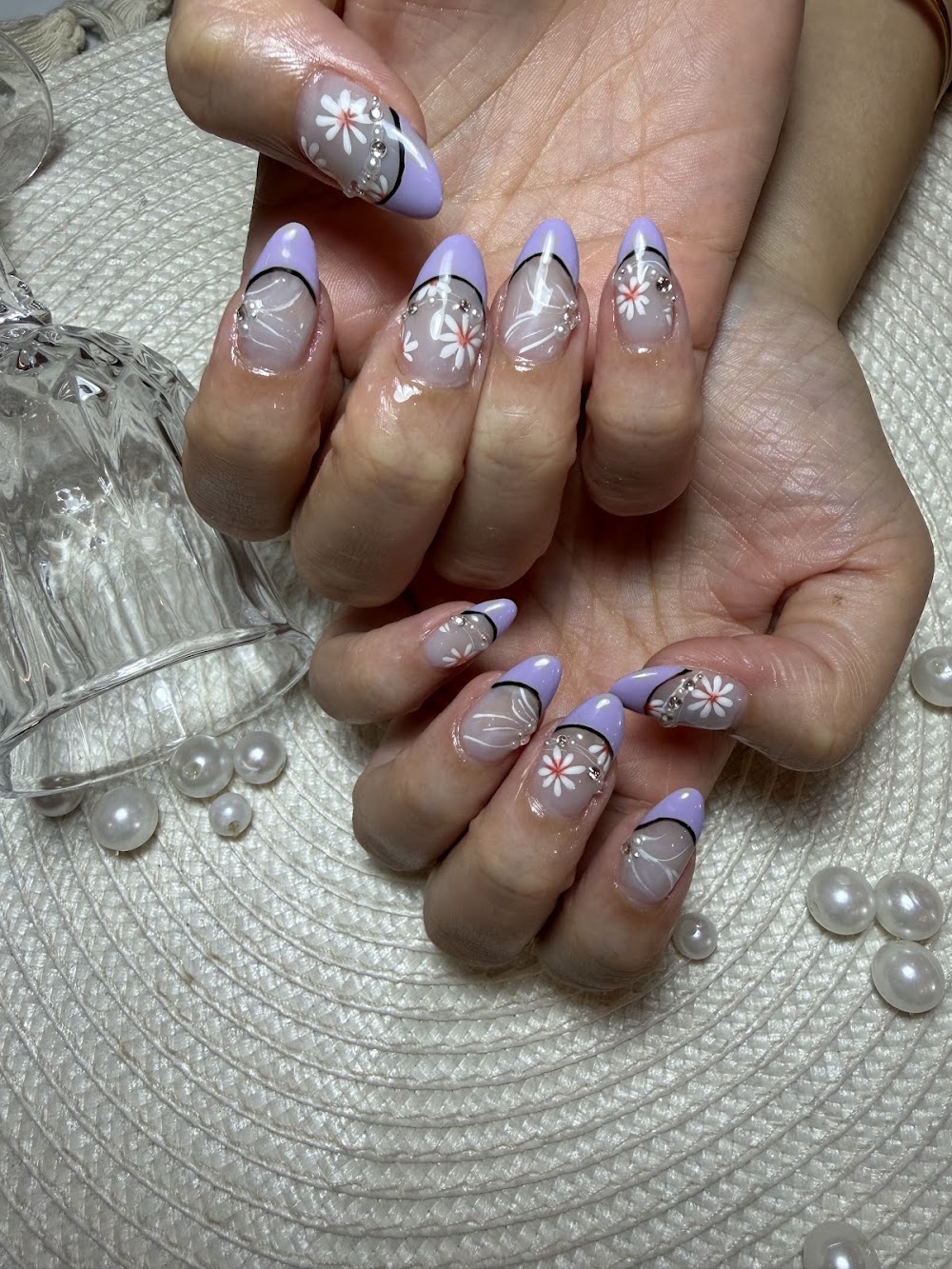 E ARTISTIC NAIL SALOON