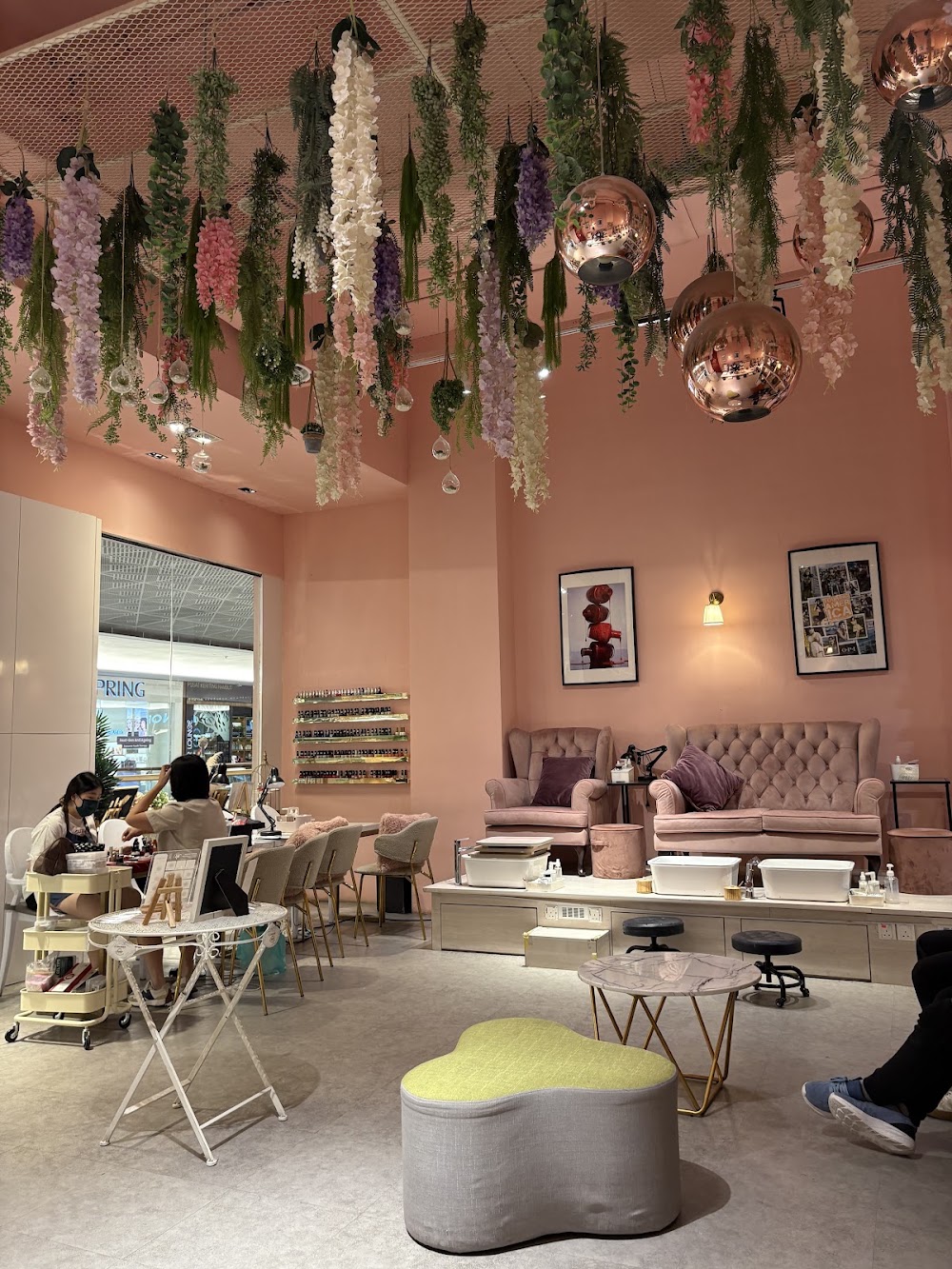 E ARTISTIC NAIL SALOON